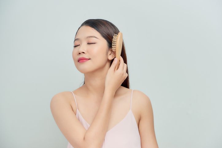 梳頭養生：被遺忘的護髮秘訣，脫髮者一下梳X下可增進頭皮血液循環
