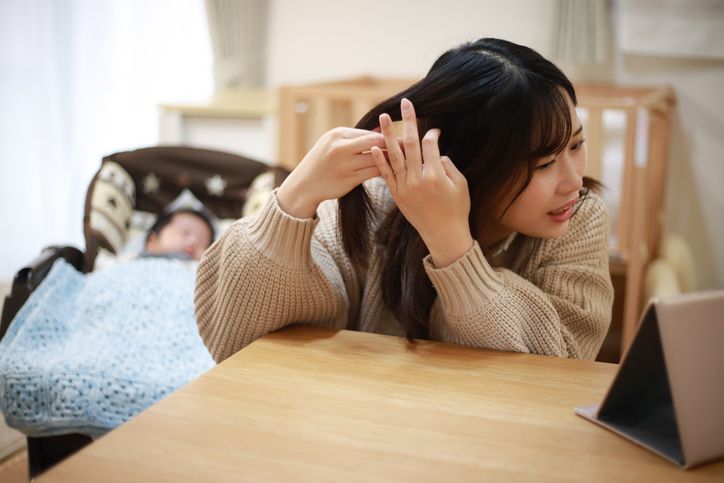 產後脫髮原因懶人包：中醫與西醫共證脫髮危機，生髮食療助頭髮生長，媽媽們必看！