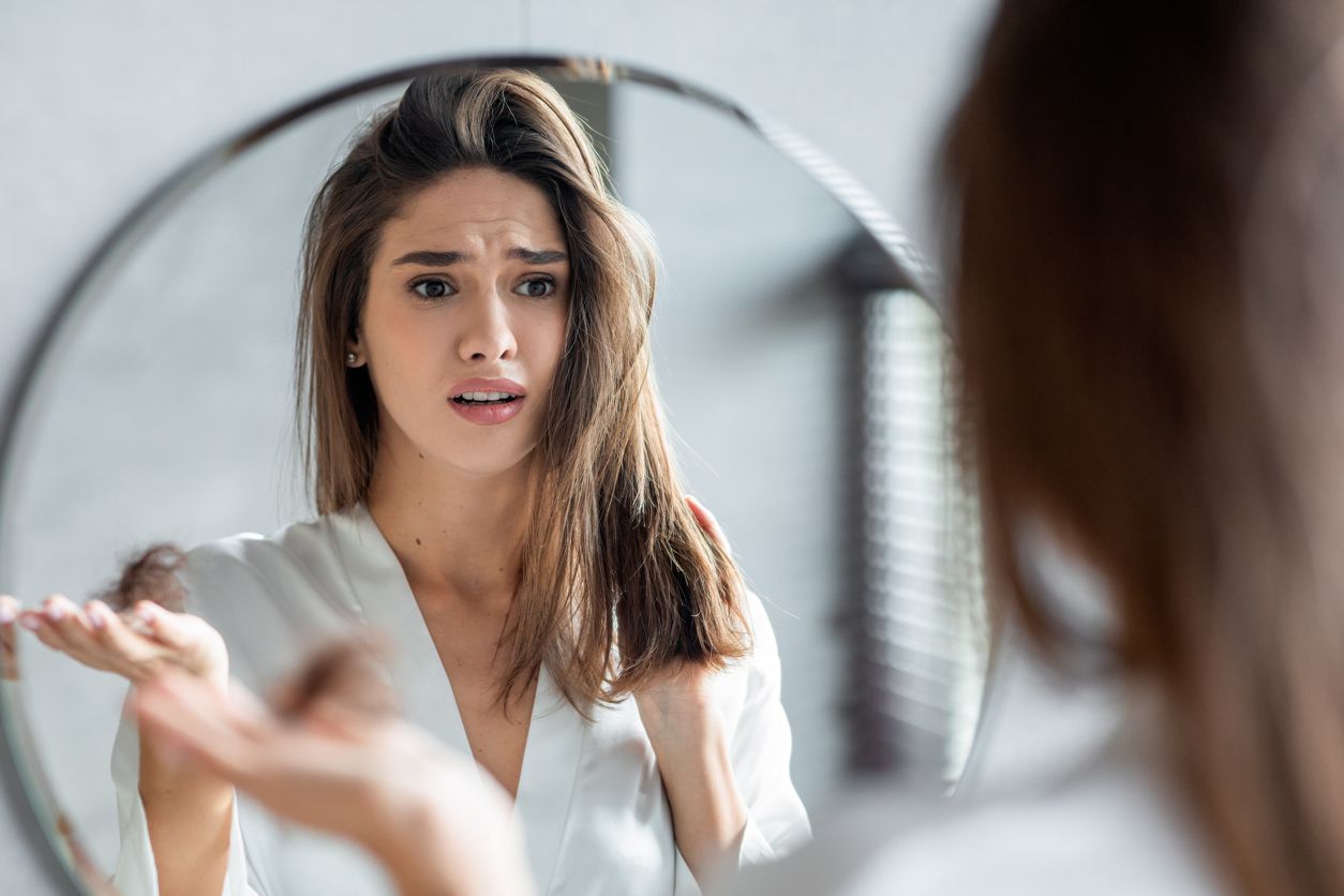 為什麼突然甩頭髮？頭頂稀疏？女性脫髮的5大原因及治療方法 
