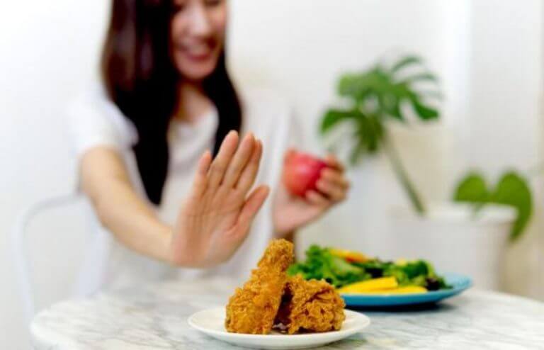 避免進食油膩、煎炸食物