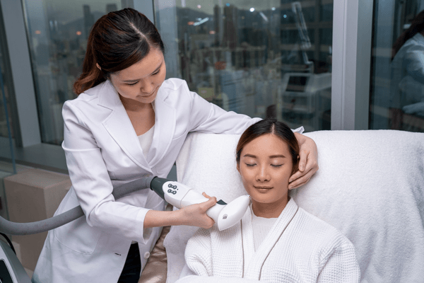 進行 Elase IR 童顏槍療程